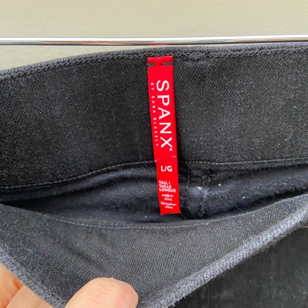 Classic Black Women's Jeans - Picture 5 of 8